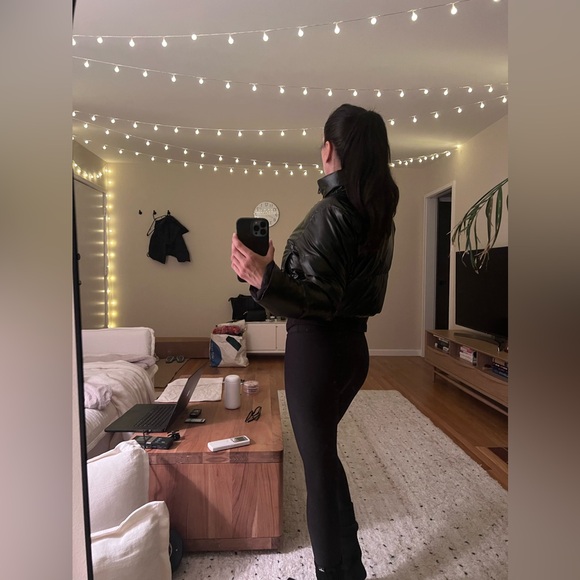 All Things Golden THE VEGAN PUFF™ REVERSIBLE CROP JACKET - PATENT/BLACK - Picture 11 of 13